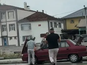 Dumanların yükseldiği otomobile duyarlı sürücü müdahale etti
