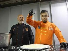 Dünyanın en iyi tatlısı seçilen ‘Antakya Künefesi’ down sendromlu Mehmet’in ellerinde tat buluyor
