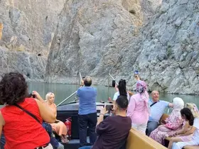 Dünyanın ikinci büyük kanyonunda tekne keyfi yapıp dağ keçilerini izliyorlar
