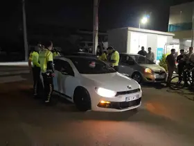 Dur ihtarına uymadı, aracı bırakıp başka araçla kaçtı
