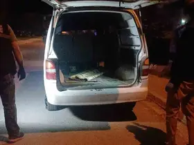 "Dur" ihtarına uymadı, araçla polis memuruna çarpıp kaçtı
