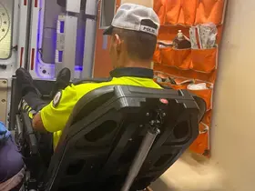 Dur ihtarına uymadı, motosikletini polisin üzerine sürdü: 2 yaralı
