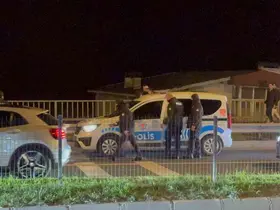 "Dur" ihtarına uymayan alkollü sürücü polis aracına çarptı: 3 gözaltı
