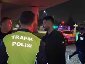 ‘Dur’ ihtarına uymayarak gözden kaybolan sürücü kaza yapmış halde yakalandı: 2 yaralı
