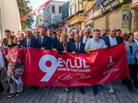 Düşman işgalinden kurtuluşa özel 350 metrelik bayrak caddelerde dalgalandı
