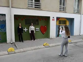 Duvar yazılarından bıkan yönetici çareyi sanatta buldu

