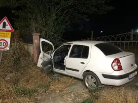 Duvara çarpan otomobilin sürücüsü yaralandı
