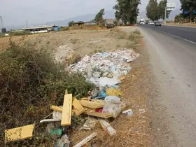 Duyarsız vatandaşlar yol kenarlarını çöplüğe çevirdi
