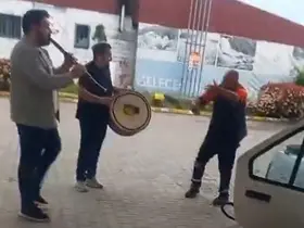 Düzce’de akaryakıt istasyonunda renkli görüntüler: Klarnetçi ve davulcu çaldı, pompacı oynadı
