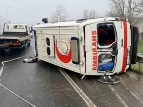 Düzce’de ambulans devrildi: 2 yaralı
