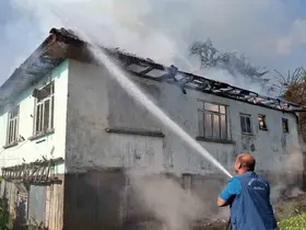 Düzce’de çıkan yangında tek katlı ev kullanılamaz hale geldi
