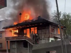 Düzce’de iki katlı ev alev topuna döndü
