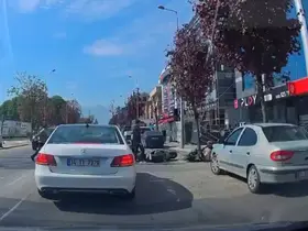 Düzce’de motosiklet kazası ucuz atlatıldı: O anlar kamerada
