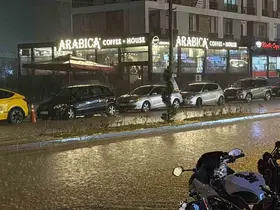 Düzce’de şiddetli yağış sokakları göle çevirdi
