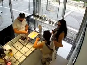 Edirne’de Bulgar kadınların hırsızlığı kamerada
