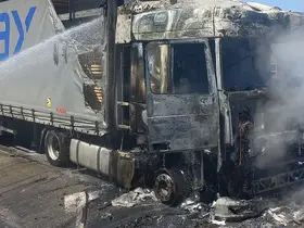 Edirne’de kereste yüklü tır yandı
