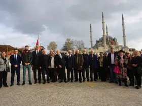 Edirne’de Ticaret Lisesi mezunları Selimiye’nin gölgesinde buluştu
