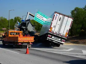 Edirne’de tır yön tabelasına çarptı: Sürücü yaralandı
