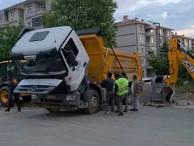 Edirne’de yüklü hafriyat kamyonu damperini kaldırınca devrildi
