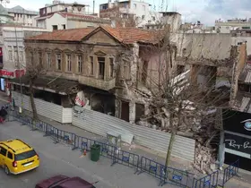 Edremit’in tarihi sembol binalarından biri kısmen çöktü
