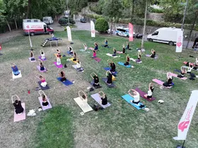 Efeler’de açık hava yoga etkinliği yoğun ilgi gördü
