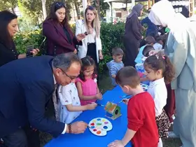 Efeler’de minik eller kuşlar için yuva yaptı
