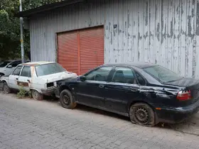 Efeler’de terk edilmiş hurda araçlar vatandaşların korkulu rüyası oldu
