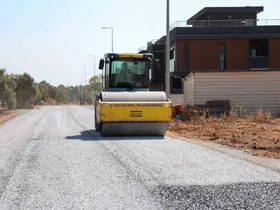 Efeler’de yol yenileme çalışmaları sürüyor
