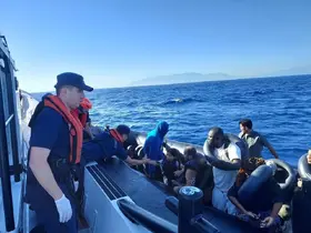 Ege sularında göçmen hareketliliği: 137 göçmen karaya çıkartıldı
