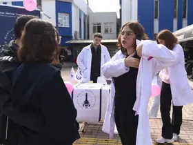 Ege Üniversitesi kampüsünde meme kanseri farkındalık etkinliği

