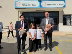 Eğitim hayatlarının ilk günü öğrencilerin yanında oldular
