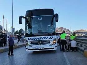 Ehliyetsiz sürücü, otomobil ve yolcu otobüsüne çarptı: 40’ar bin lira ceza kesildi
