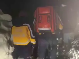 Ekiplerin uzun uğraşlarıyla yol açılarak hastaya ulaşıldı
