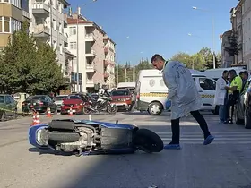 Ekmek alıp evine dönen yaşlı adama motosiklet çarptı
