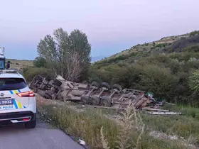 Ekmek yüklü tır şarampole devrildi
