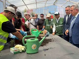 Ekrandan toprağa: İzmir’de gençler için ’Doğal Yaşam Köyü’ kuruldu
