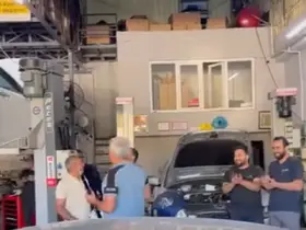 Elazığ Oto Sanayisi’nde renkli anlar: Davul zurnayla aracını teslim aldı
