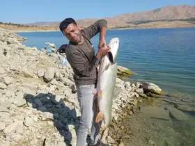 Elazığ’da amatör balıkçı 22 kiloluk turna yakaladı
