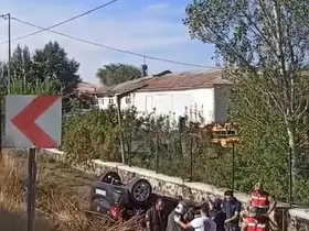 Elazığ’da araç şarampole devrildi: 2 yaralı
