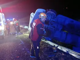Elazığ’da bariyerlere çarpan kamyon devrildi: 1 yaralı
