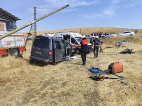Elazığ’da hafif ticari araç tarlaya uçtu:5 yaralı
