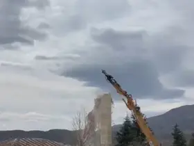 Elazığ’da hasarlı caminin minaresi iş makinesi ile yıkıldı
