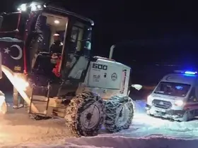 Elazığ’da hastaya giderken karda mahsur kalan ambulans kurtarıldı
