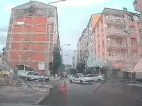 Elazığ’da iki otomobil çarpıştı: Kaza anı kamerada
