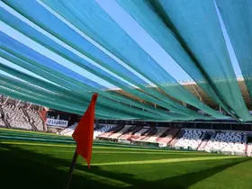 Elazığ’da kavurucu sıcaklarda statlardaki çimlere fanlı ve perdeli koruma
