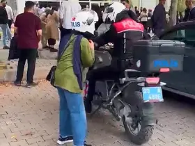 Elazığ’da KPSS’ye geç kalanlar, polisler tarafından yetiştirildi
