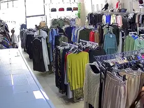 Elazığ’da mağazadan hırsızlık anı kamerada
