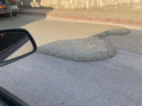 Elazığ’da mikserden taşan beton asfalt yola döküldü
