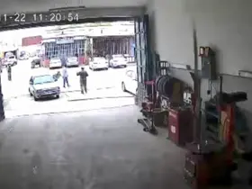 Elazığ’da motosiklet kazası güvenlik kamerasına yansıdı
