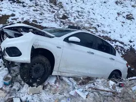 Elazığ’da otomobil şarampole uçtu: 2 yaralı
